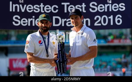 Englands Kapitän Alastair Cook (rechts) und Pakistans Kapitän Misbah-ul-Haq mit der Trophäe Stockfoto