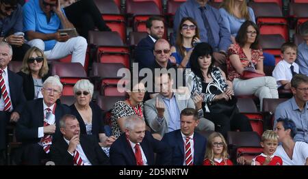 Charlton Athletic CEO Katrien Meire (Mitte links) In den Ständen während des Spiels Stockfoto