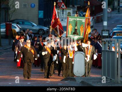 Der marschsaison protestantischen Oranierorden, hier durch ein katholischen Viertel von Belfast, Nordirland/Marching Saison des Orange Order (Loya Stockfoto