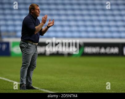 Bury-Manager David Flitcroft ist auf der Touchline Stockfoto