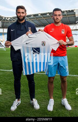 Coventry City Neuunterzeichner Jordan Turnbull (links) und Lewis Page Stockfoto