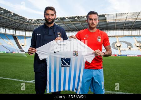 Coventry City Neuunterzeichner Jordan Turnbull (links) und Lewis Page Stockfoto