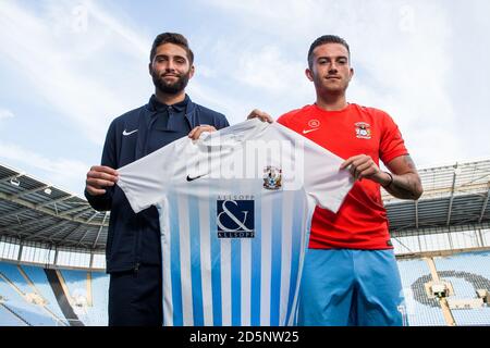 Coventry City Neuunterzeichner Jordan Turnbull (links) und Lewis Page Stockfoto