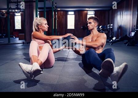 Fit paar tun Bauch-Ball-Übung im Fitnessstudio. Stockfoto