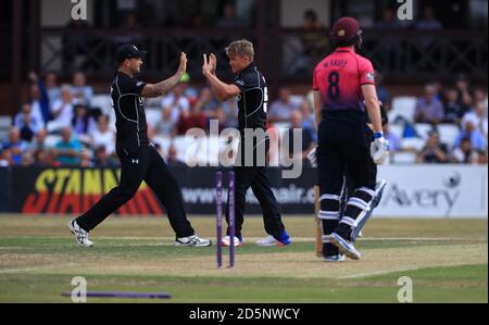 Surreys Sam Curran feiert mit Teamkollege Jade Dernbach nach der Einnahme Das Wicket von Northamptonshire Alex Wakely für 45 Stockfoto