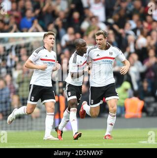 Fulham's Kevin McDonald (rechts) feiert sein zweites Tor mit Teamkollege Fulham's Sone Aluko Stockfoto