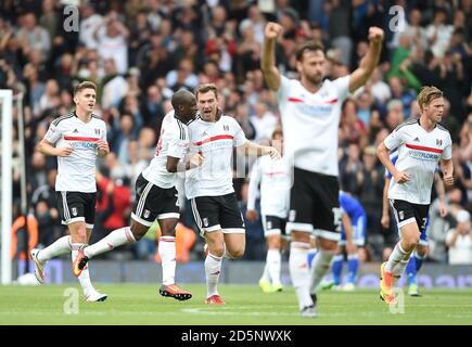 Fulham's Kevin McDonald (rechts) feiert sein zweites Tor mit Teamkollege Fulham's Sone Aluko Stockfoto