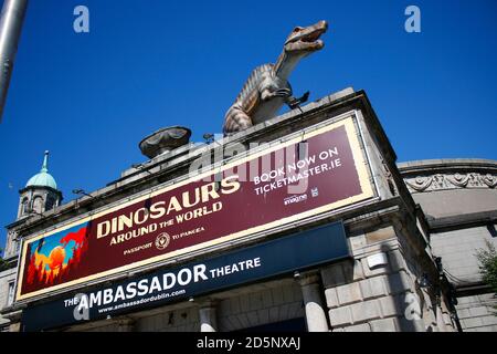 Dinosaurier/Tyrannus Rex Sausrus) - Figur mit dem Ambassador's Theatre, Dublin, Irland / Irland (nur fuer redaktionelle Verwendung. Keine Werbung. Ref. Stockfoto