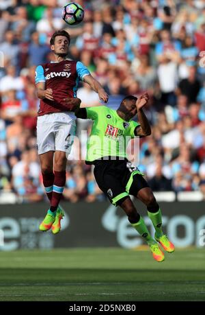 Havard Nordtveit von West Ham United (links) und Callum von AFC Bournemouth Wilson kämpft um den Ball Stockfoto