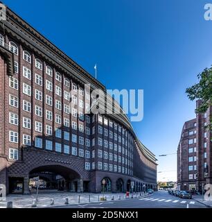 Zugespitzt Chilehaus in Hamburg. Entworfen von Fritz Höger, vollendet 1924. Ein extremes Beispiel der Architektur des Backsteinexpressionismus der 1920er Jahre. Stockfoto