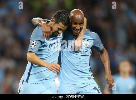 Fabien Delph (rechts) von Manchester City feiert den ersten Treffer seiner Seite Ziel des Spiels Stockfoto