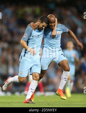 Fabien Delph (rechts) von Manchester City feiert den ersten Treffer seiner Seite Ziel des Spiels Stockfoto