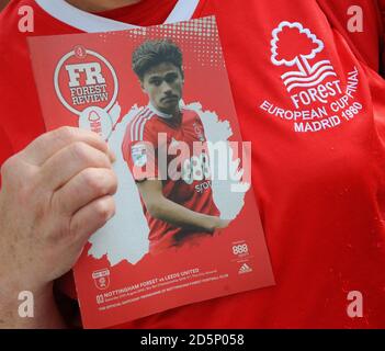 Ein Nottingham Forest Fan hält das heutige Spielprogramm. Stockfoto