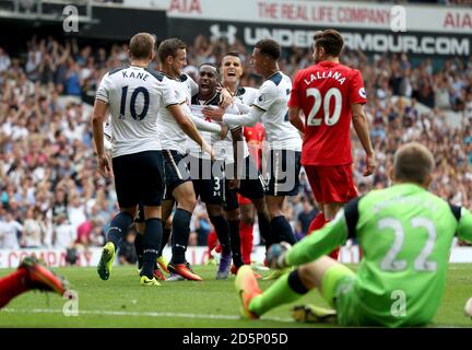 Danny Rose von Tottenham Hotspur feiert das erste Tor seiner Mannschaft Des Spiels mit Teamkollegen Stockfoto