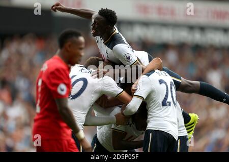 Danny Rose von Tottenham Hotspur feiert das erste Tor seiner Mannschaft Des Spiels mit Teamkollegen Stockfoto