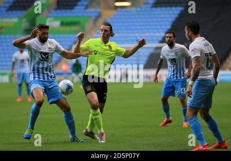 Der Jordan Turnbull von Coventry City (links) kämpft mit John-Joe von Northampton Town O'Toole (2. Links) Stockfoto