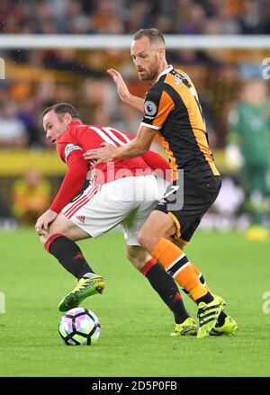 Wayne Rooney von Manchester United kämpft gegen David Meyler von Hull City Stockfoto