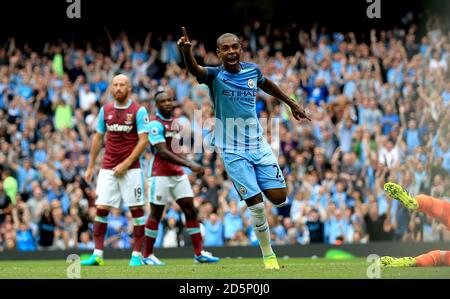 Fernandinho von Manchester City feiert das zweite Tor seiner Seite Das Spiel Stockfoto