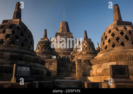 Horizontale Ansicht von einigen der Borobudur buddhistischen Tempel Stupas, Borobudur, Java, Indonesien Stockfoto