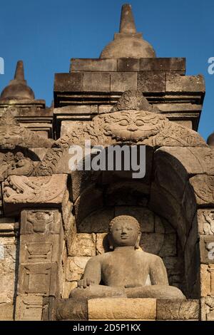 Vertikale Ansicht einer der Buddha-Statuen des buddhistischen Tempels Borobudur, Borobudur, Java, Indonesien Stockfoto