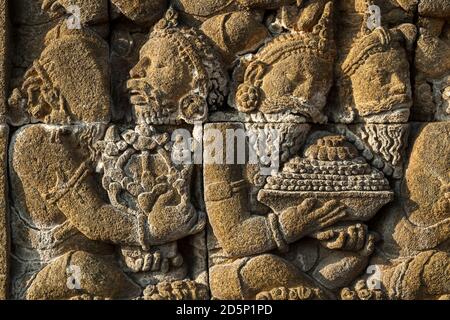 Horizontale Nahaufnahme eines der exquisit verzierten Flachreliefs des buddhistischen Tempels Borobudur, Borobudur, Java, Indonesien Stockfoto