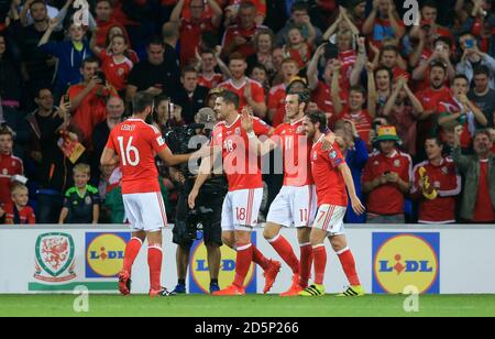 Gareth Bale aus Wales feiert mit Joe Allen (rechts), Sam Vokes (links) und Joe Ledley (links) das dritte Tor seines Spieles gegen Moldawien. Stockfoto