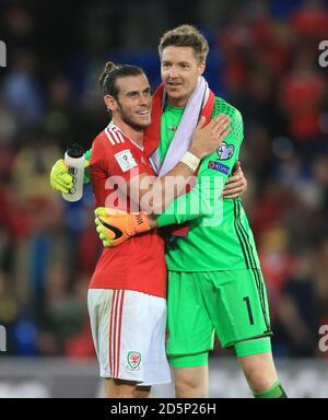 Gareth Bale (links) von Wales und Wayne Hennessey feiern nach dem Spiel gegen Moldawien. Stockfoto