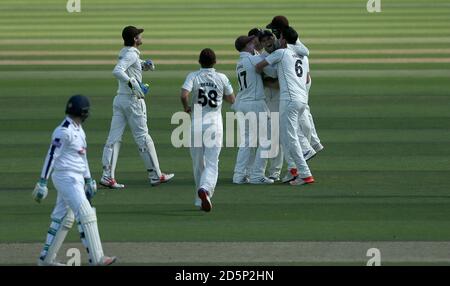 Surrey's Jade Dernbach (Mitte) feiert den Fang von Hampshire's Liam Dawson. Stockfoto