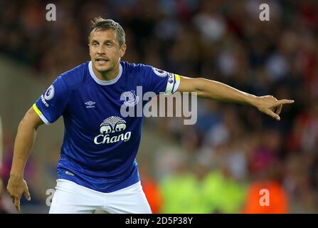 Evertons Phil Jagielka Gesten während des Spiels Stockfoto