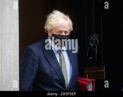 London, Großbritannien. Oktober 2020. Der britische Premierminister Boris Johnson verlässt die Downing Street Nr. 10, um für die Fragen des Premierministers ins Parlament zu gehen. Er wird Keir Starmer gegenüber dem Versandkarton sehen. Kredit: Mark Thomas/Alamy Live Nachrichten Stockfoto