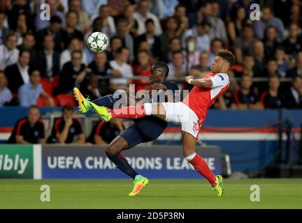 Paris Saint-Germain Blaise Matuidi und Arsenal Alex Oxlade-Chamberlain (rechts) Schlacht Für den Ball Stockfoto