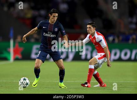 Paris Saint-Germain's Edinson Cavani (links) und Arsenal's Hector Bellerin (rechts) Kampf um den Ball Stockfoto