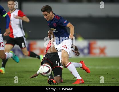 Feyenoords Terence Kongolo (links) und Ander Herrera von Manchester United kämpfen um den Ball. Stockfoto