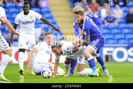 Aron Gunnarsson von Cardiff City und Luke Ayling von Leeds United in Aktion. Stockfoto