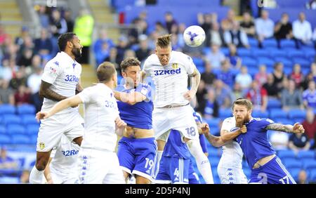 Rickie Lambert von Cardiff City und Pontus Jansson von Leeds United in Aktion. Stockfoto