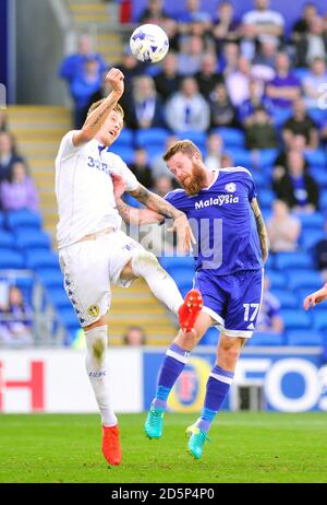 Aron Gunnarsson von Cardiff City und Pontus Jansson von Leeds United in Aktion. Stockfoto