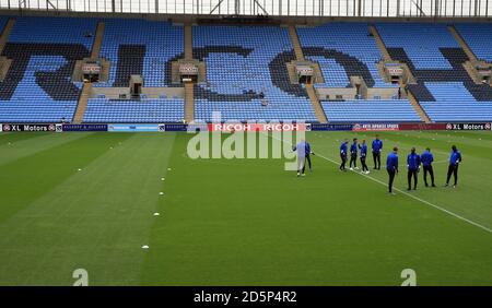 Das Oldham Athletic Team inspiziert das Spielfeld vor dem Sky Bet League 1 Spiel zwischen Coventry City und Oldham Athletic. Stockfoto