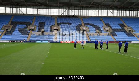 Das Oldham Athletic Team inspiziert das Spielfeld vor dem Sky Bet League 1 Spiel zwischen Coventry City und Oldham Athletic. Stockfoto