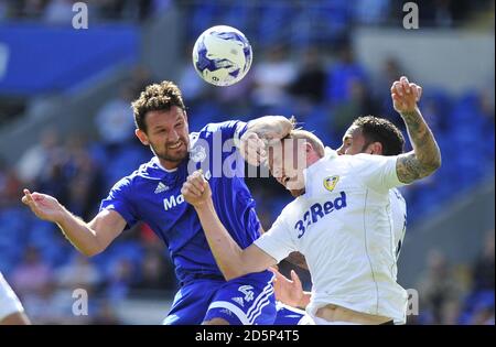 Sean Morrison (links) von Cardiff City und Pontus Jansson von Leeds United in Aktion. Stockfoto