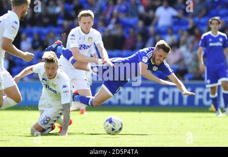 Craig Noone (rechts) von Cardiff City und Pontus Jansson von Leeds United in Aktion. Stockfoto