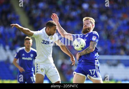 Aron Gunnarsson (rechts) von Cardiff City und Kemar Roofe von Leeds United Kampf um den Ball Stockfoto