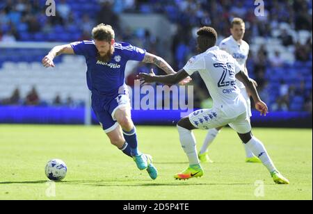 Aron Gunnarsson (links) von Cardiff City und Ronaldo Vieira von Leeds United in Aktion. Stockfoto