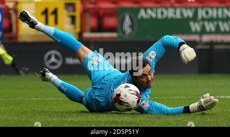 AFC Wimbledon Torwart James Shea in Aktion Stockfoto