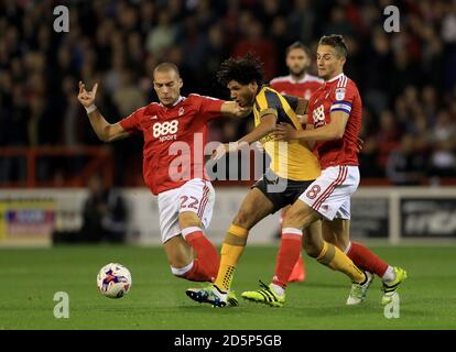 Mohamed Elneny von Arsenal (Mitte) nimmt an Pajtim Kasami von Nottingham Forest an (Links) und Chris Cohen Stockfoto