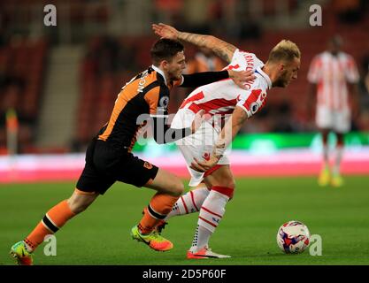 Marko Arnautovic (rechts) von Stoke City und Andrew Robertson von Hull City Kampf um den Ball Stockfoto