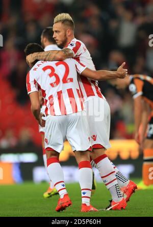 Marko Arnautovic (rechts) von Stoke City feiert den ersten Treffer seiner Seite Ziel des Spiels Stockfoto