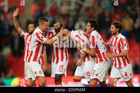 Marko Arnautovic (Mitte) von Stoke City feiert den ersten Treffer seiner Seite Ziel des Spiels Stockfoto