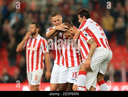 Marko Arnautovic (Mitte) von Stoke City feiert das erste Tor seiner Seite Des Spiels Stockfoto