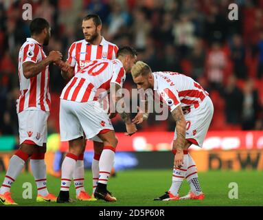 Marko Arnautovic (rechts) von Stoke City feiert den ersten Treffer seiner Seite Ziel des Spiels mit Teamkollege Geoff Cameron Stockfoto