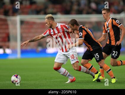 Marko Arnautovic (links) von Stoke City und Shaun Maloney von Hull City Kampf um den Ball Stockfoto